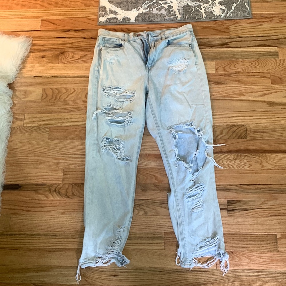 American Eagle light wash distressed Mom Jeans